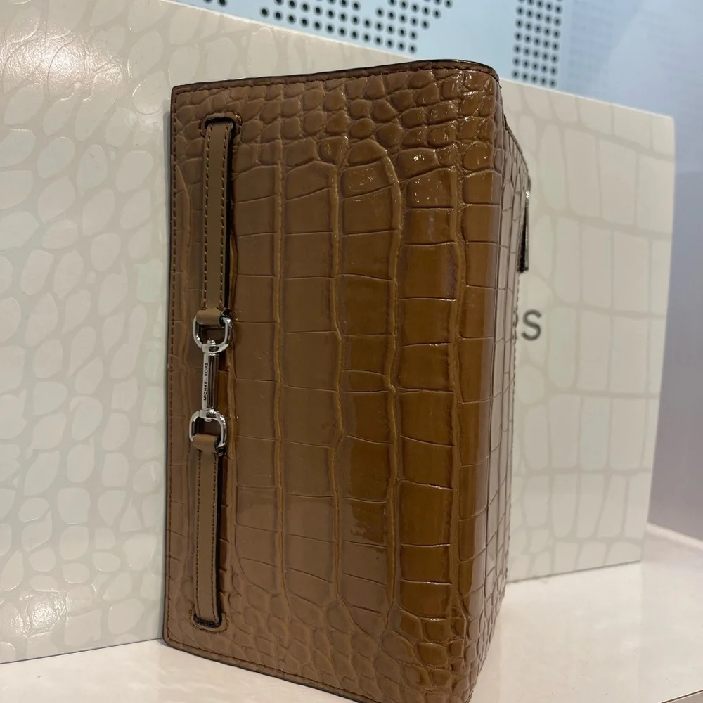 MICHAEL KORS Carson Large Snap Patent Crocodile Embossed Bifold Wallet Driftwood